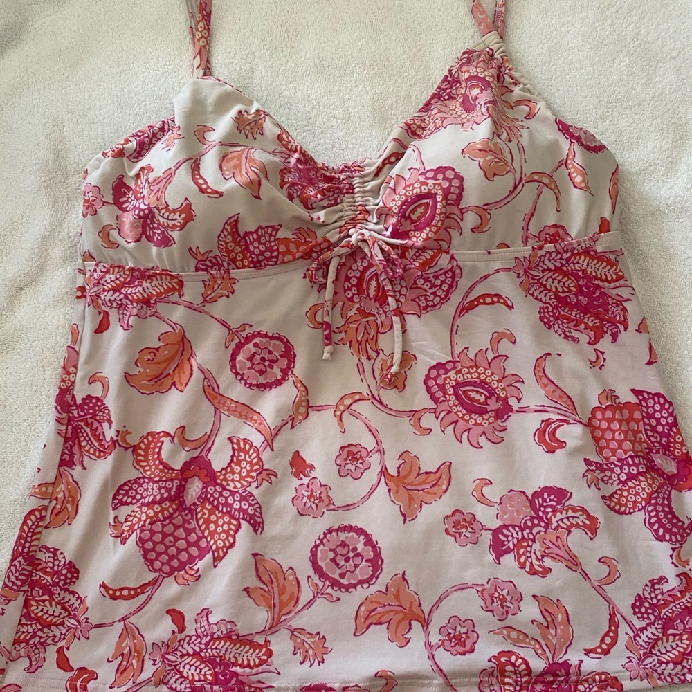 Lands End Tankini top with adjustable straps and underwire cups. Size 16